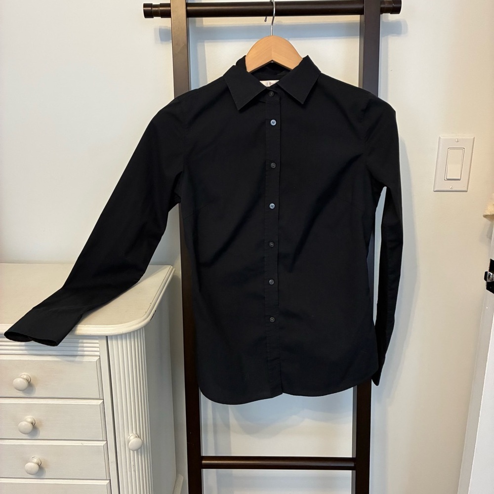 Uniqlo Classic Black womens button up shirt. Size XS. EUC.
Cotton poly blend